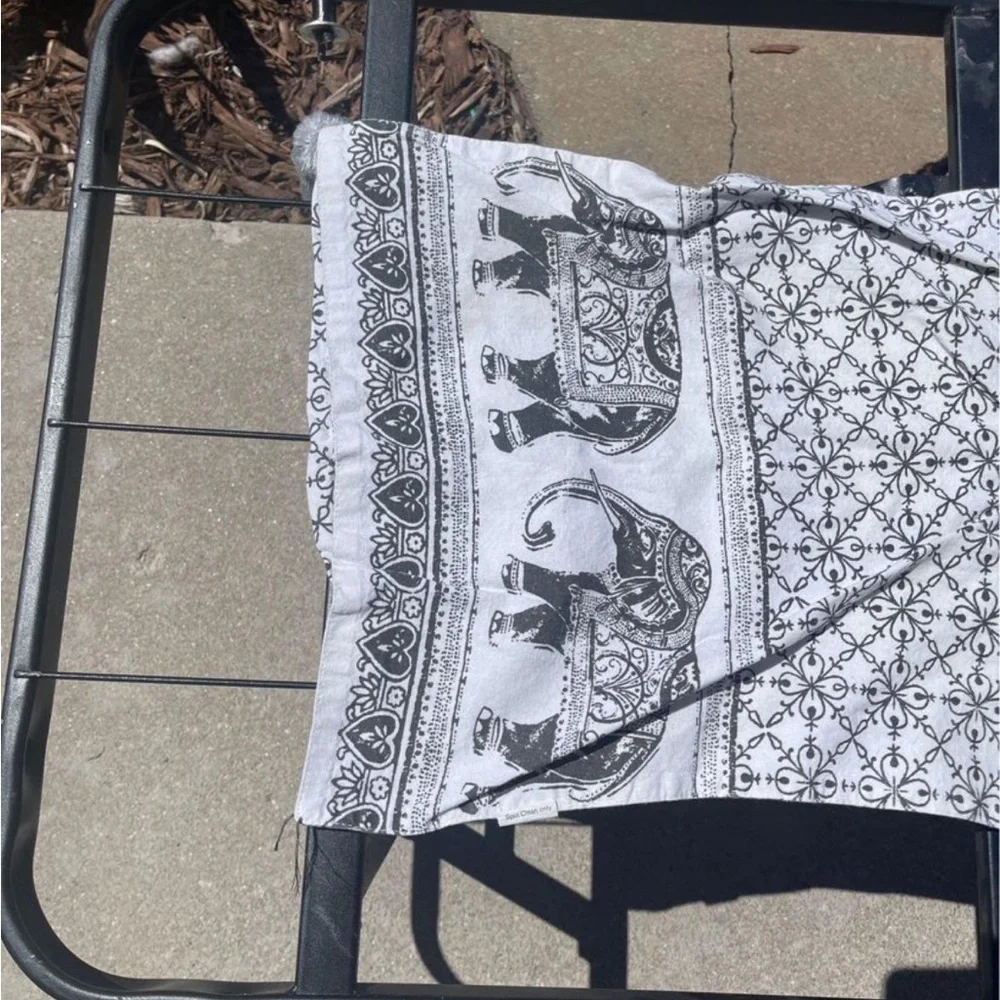 Elephant table runner - Picture 3 of 3